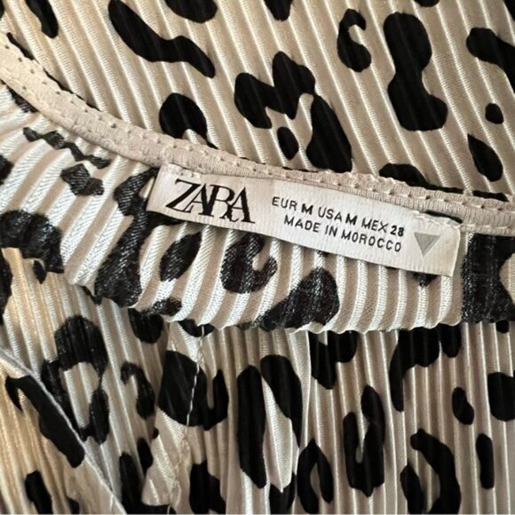 Zara Accordion Pleat leopard print v-neck Blouse - Picture 3 of 5